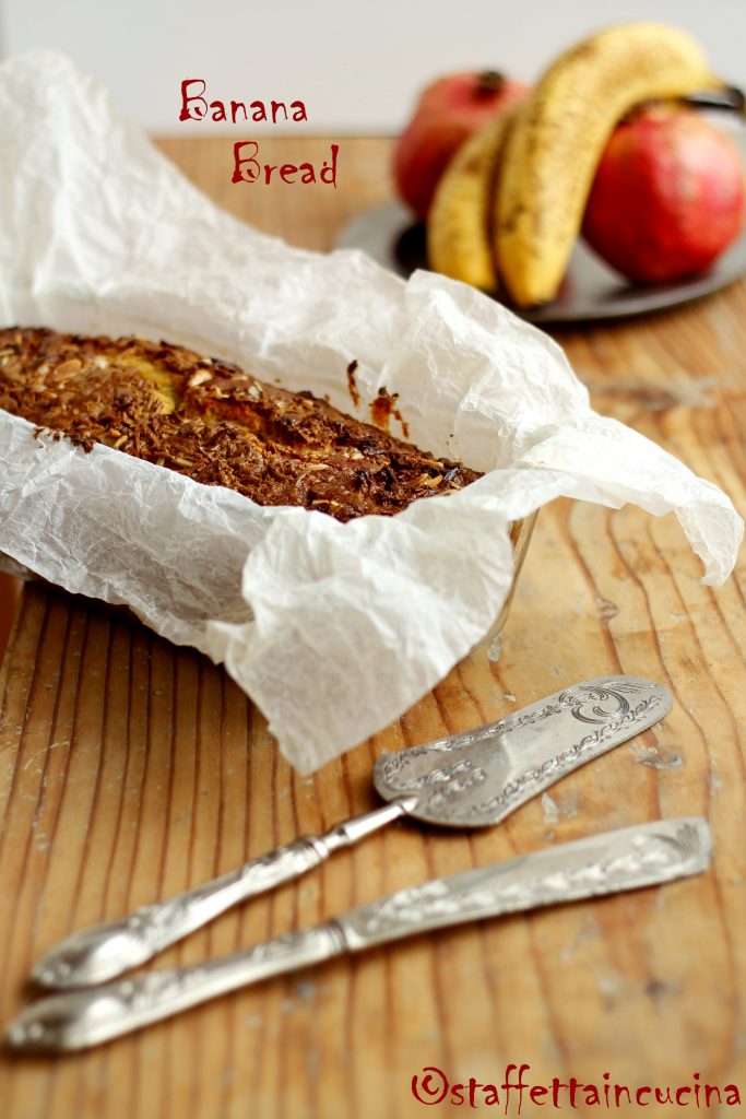 banana bread con cioccolato bianco e mandorle