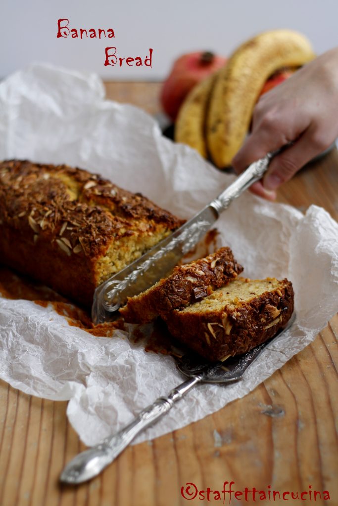 banana bread con cioccolato bianco e mandorle