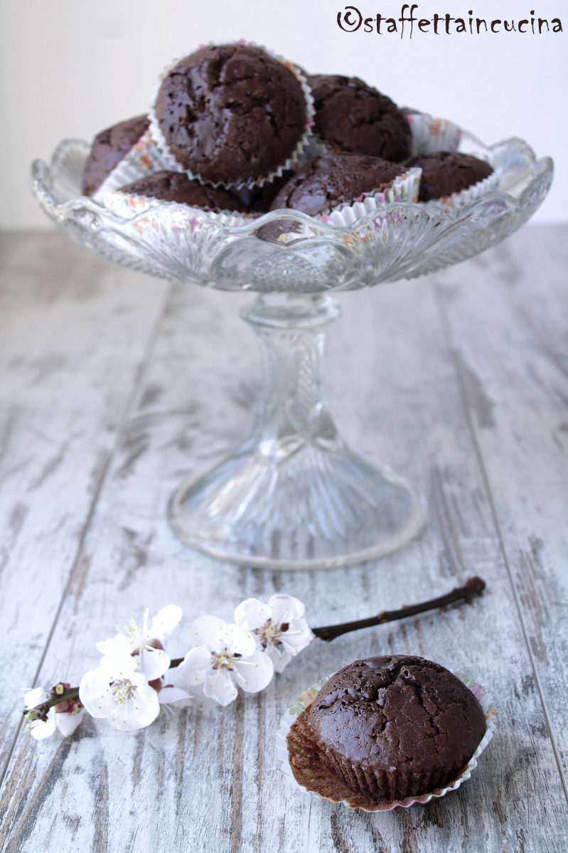 muffin al doppio cioccolato e frutti di bosco