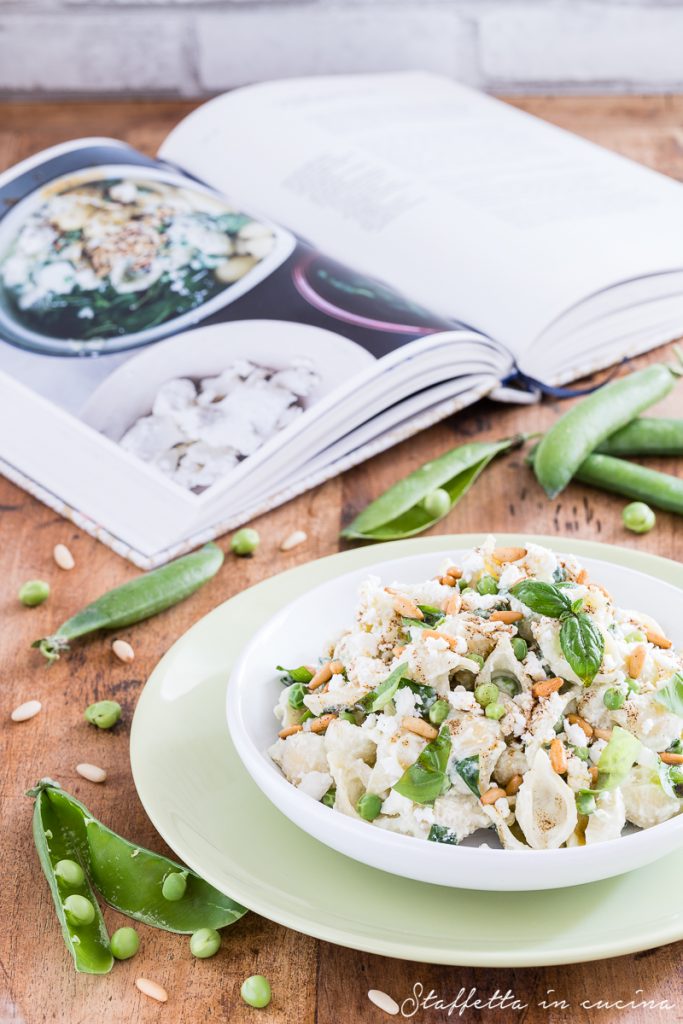 pasta con salsa allo yogurt, piselli e basilico