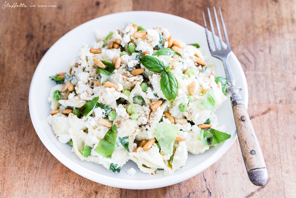 pasta con salsa allo yogurt, piselli e basilico