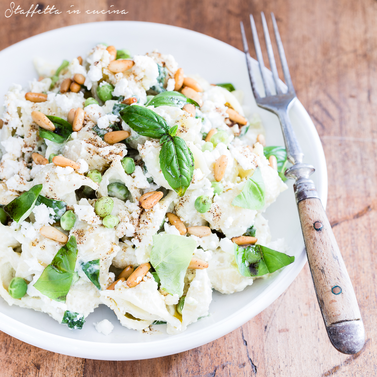 pasta con salsa allo yogurt, piselli e basilico