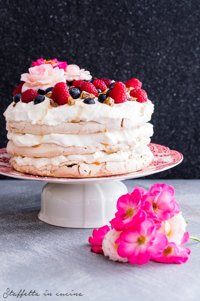 pavlova alla cannella e frutti di bosco