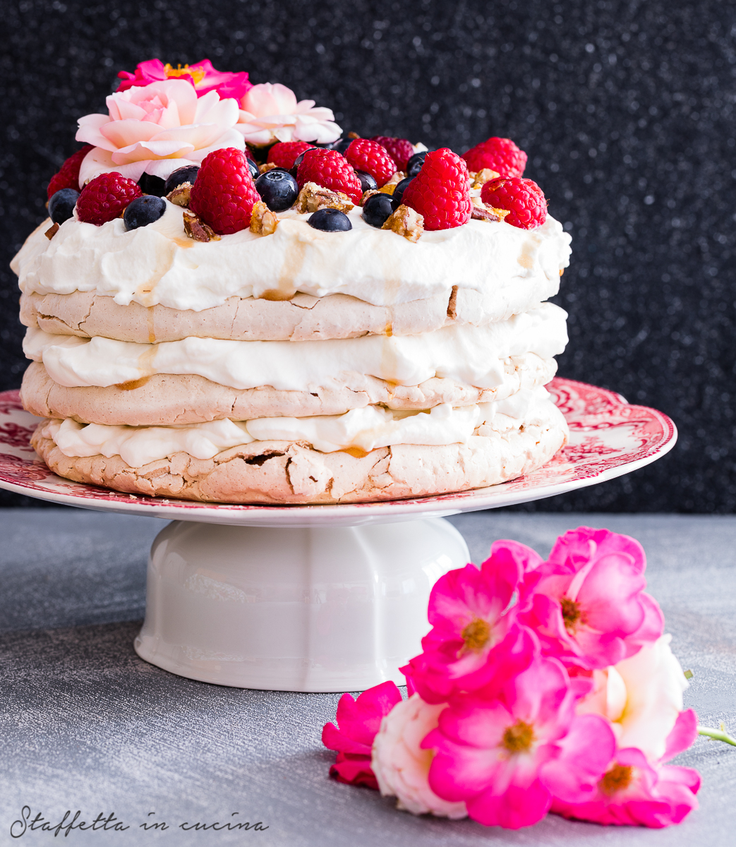 pavlova alla cannella e frutti di bosco