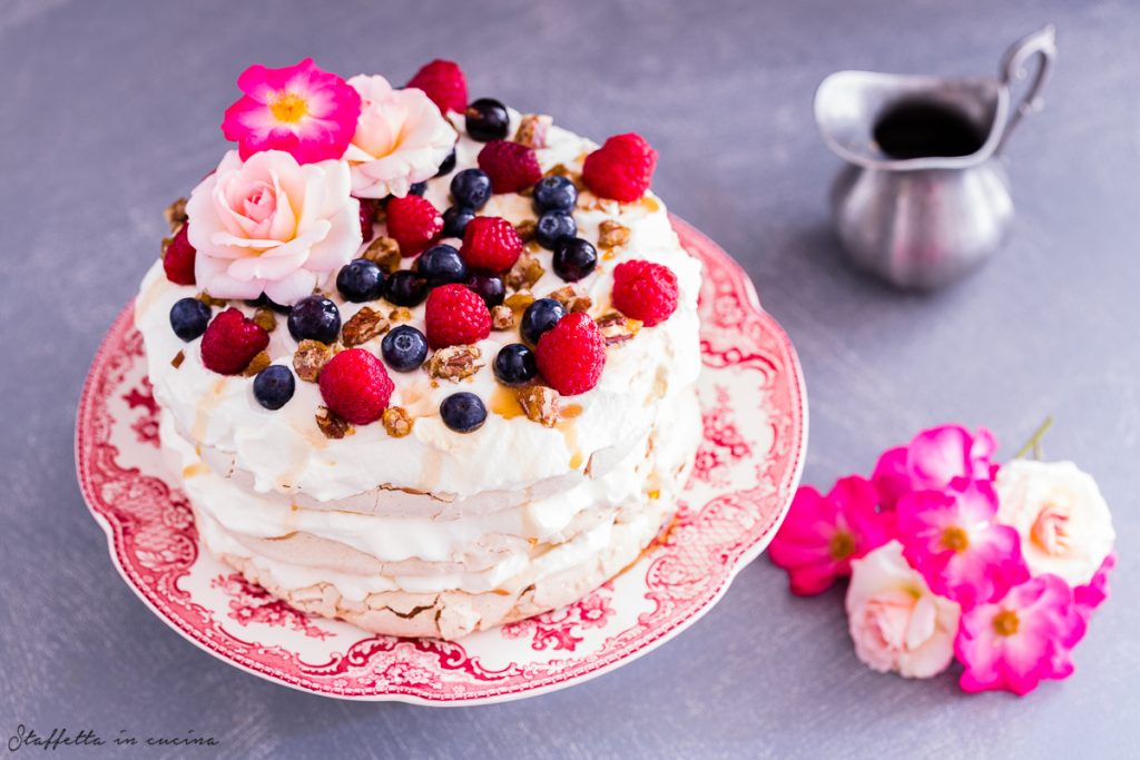 pavlova alla cannella e frutti di bosco