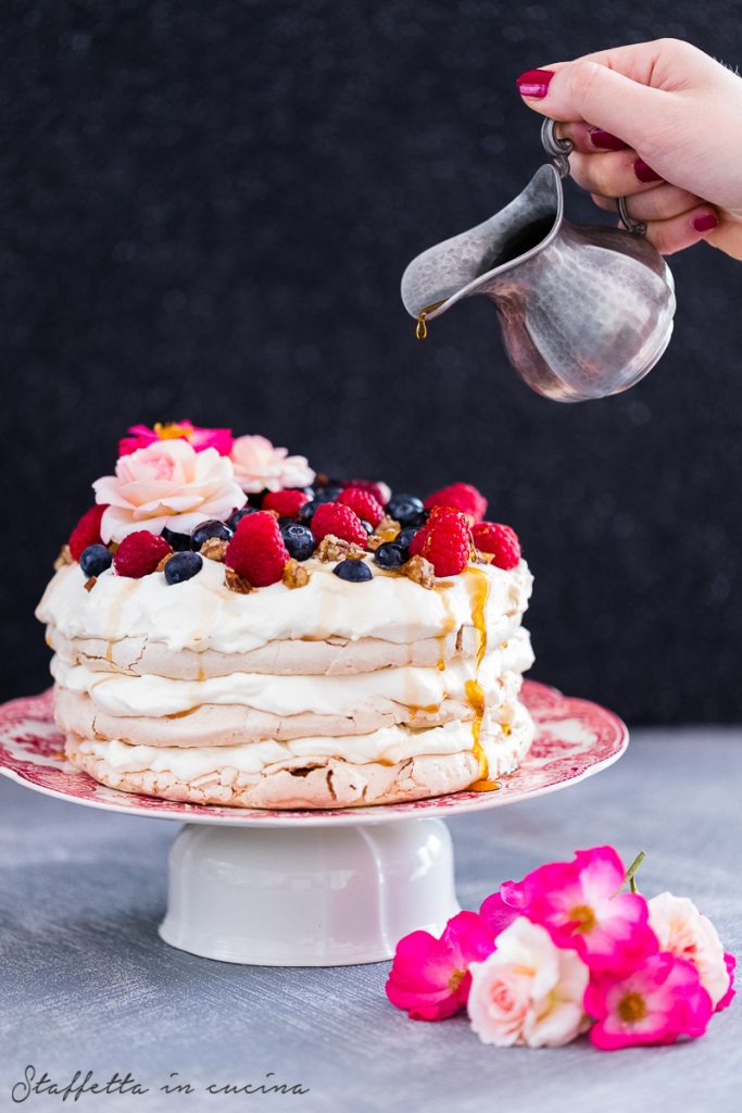 pavlova alla cannella e frutti di bosco