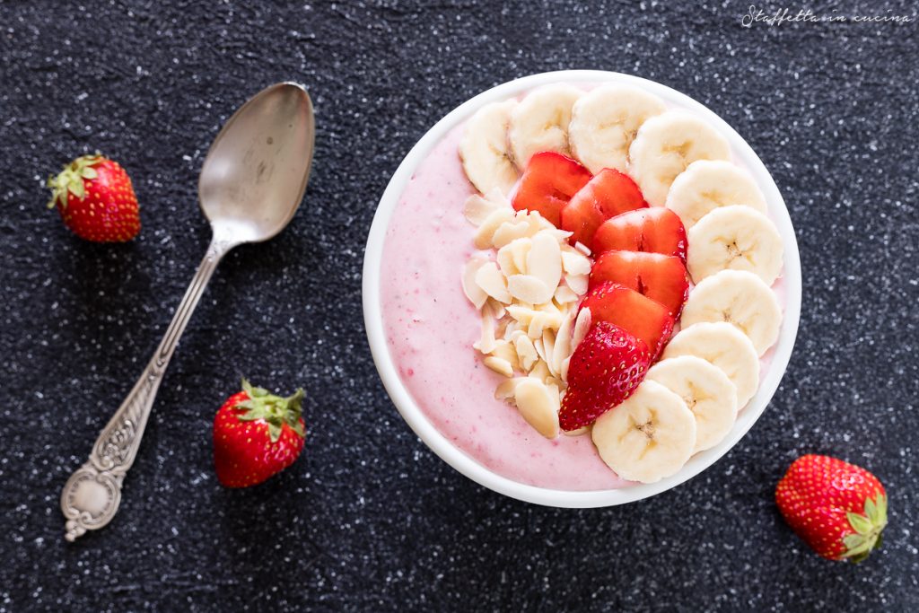 smoothie bowl alle fragole