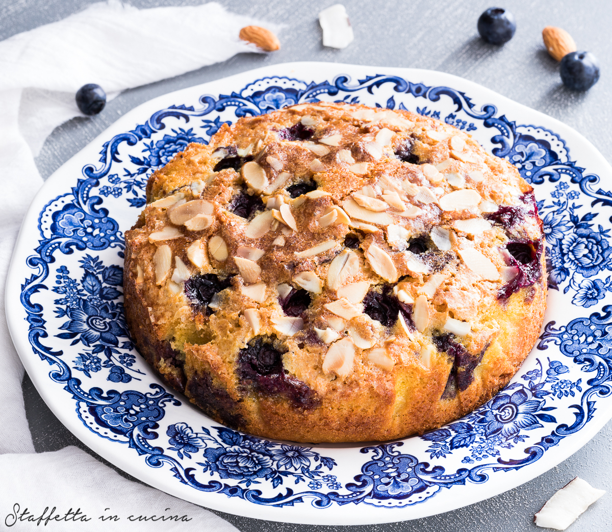 torta cocco e mandorle con mirtilli