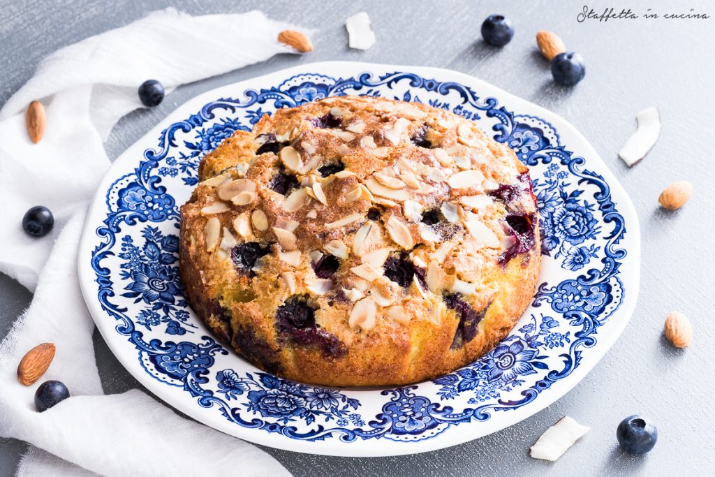 torta cocco e mandorle con mirtilli