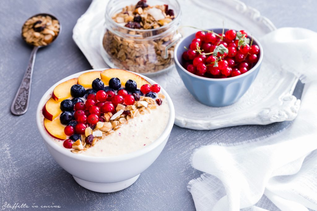 Colazione vegana, power bowl di frutta e granola - Sale&Pepe