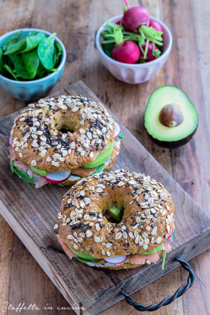 bagel al salmone e avocado