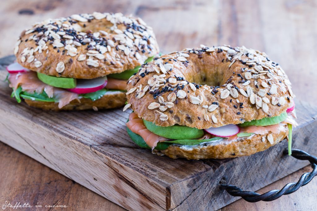 bagel al salmone e avocado