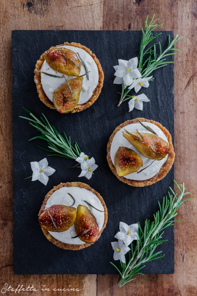 crostatine ai fichi e caprino