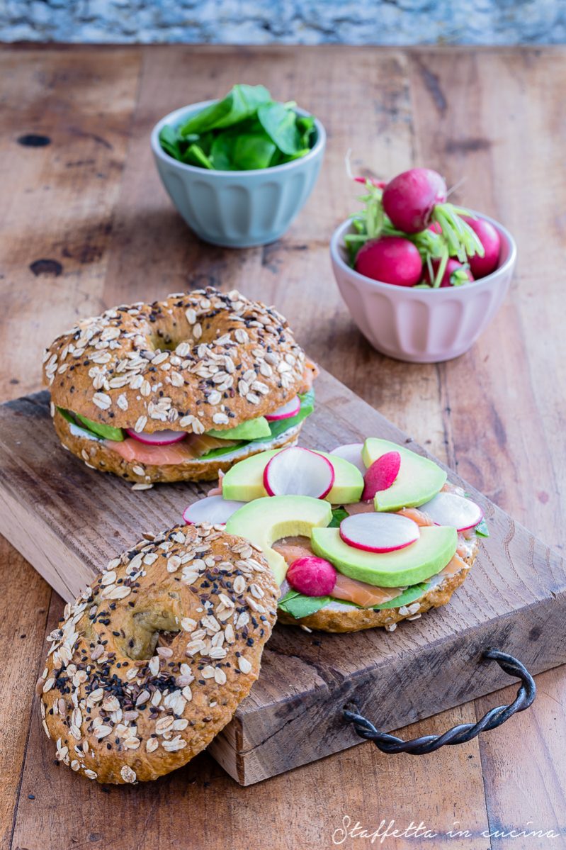 bagel al salmone e avocado