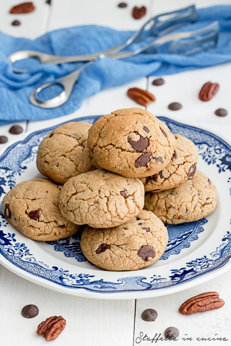 cookies con noci pecan e cioccolato