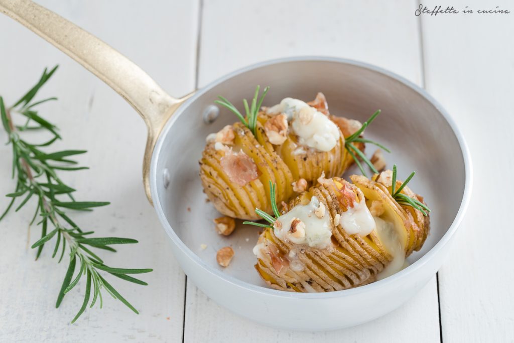 patate hasselback con gorgonzola e speck