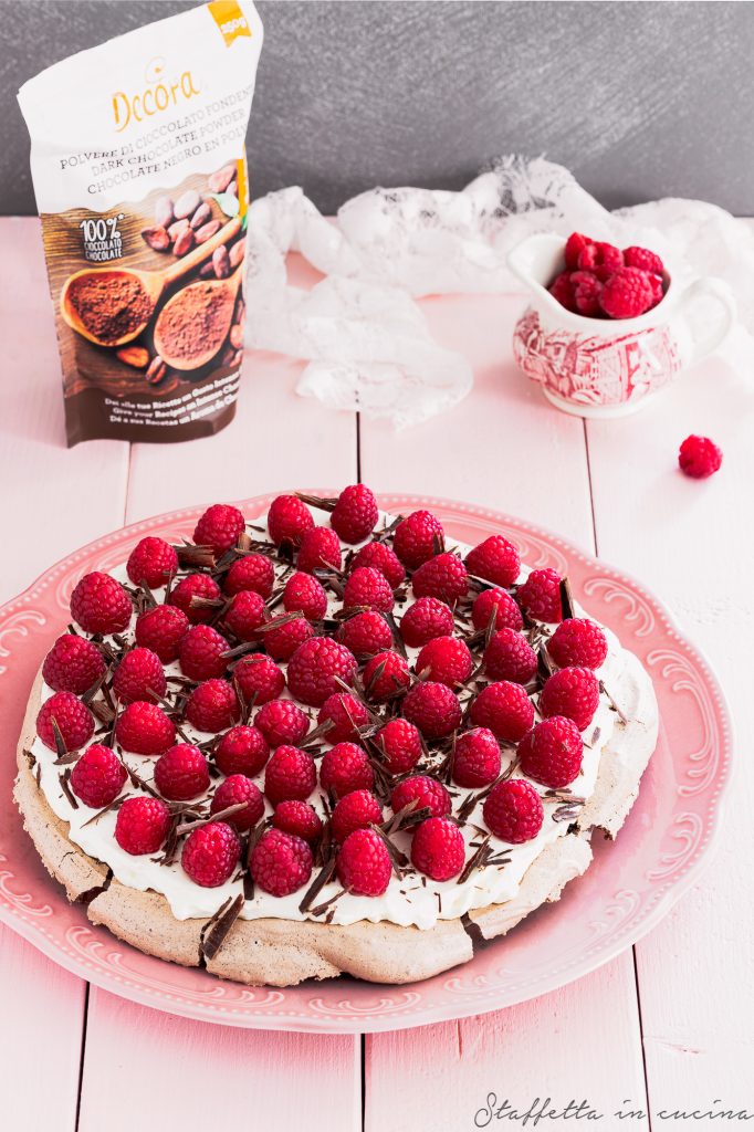 Pavlova al cioccolato e lamponi