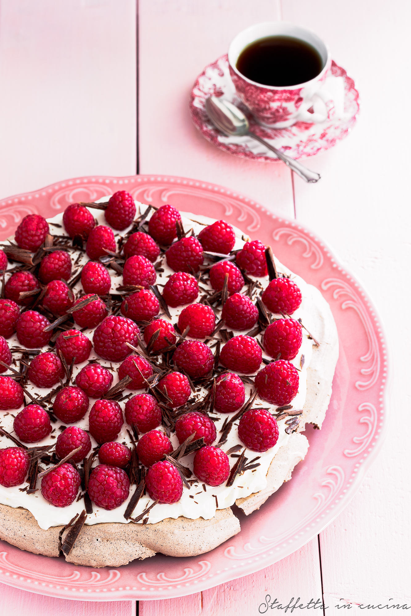 Pavlova al cioccolato e lamponi