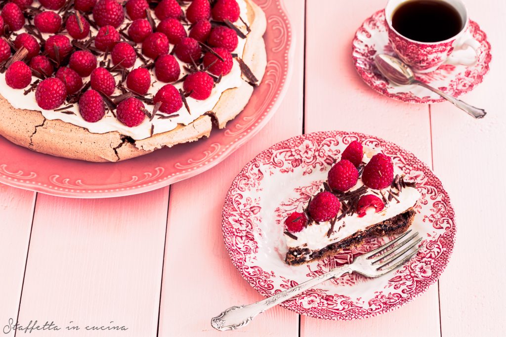 Pavlova al cioccolato e lamponi