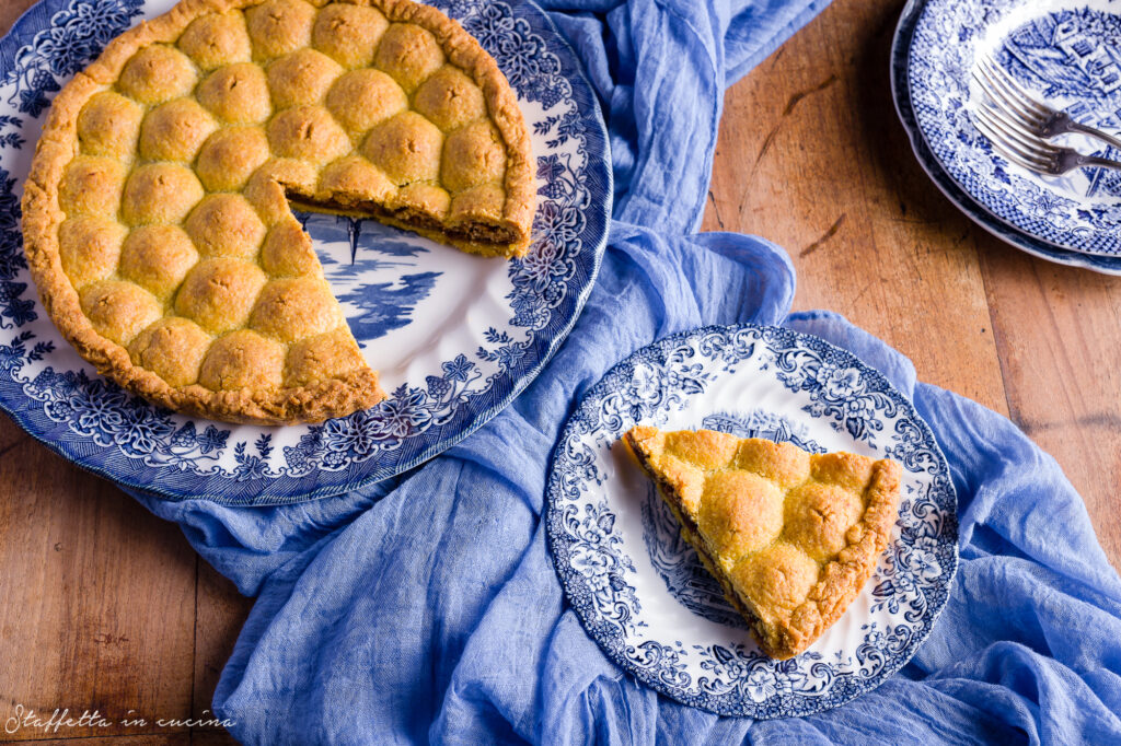 crostata di amaretti e susine